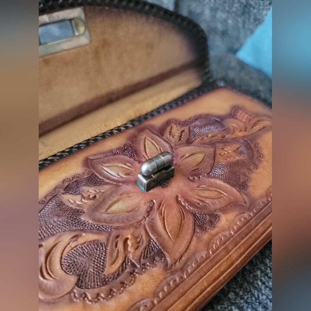 Vintage Mexican Hand Tooled Whipstitch Floral Leather Wallet - Picture 4 of 14